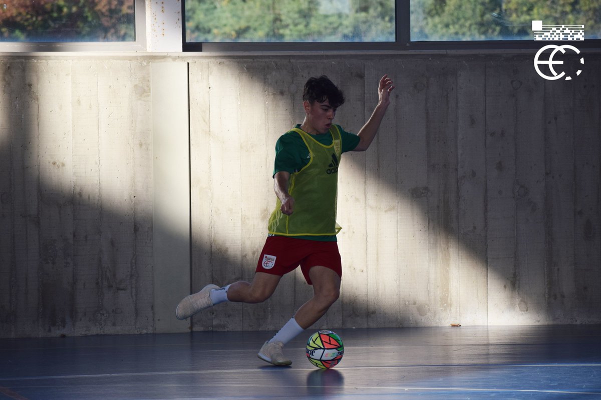 EFF_FVF's tweet photo. ❤️💚🤍𝗦𝗘𝗟𝗘𝗞𝗭𝗜𝗢𝗔𝗞🤍💚❤️

Areto-futboleko 𝟏𝟗 𝐮𝐫𝐭𝐞𝐳 𝐚𝐳𝐩𝐢𝐤𝐨 𝐬𝐞𝐥𝐞𝐤𝐳𝐢𝐨𝐚𝐤 La Merced Ikastetxean bete zuen bigarren entrenamendua.

La 𝐬𝐞𝐥𝐞𝐜𝐜𝐢ó𝐧 𝐒𝐮𝐛-𝟏𝟗 de fútbol sala completó el 2º entrenamiento en el Colegio La Merced.

#BatzenGaituelako https://t.co/s9pSYiyiDE
