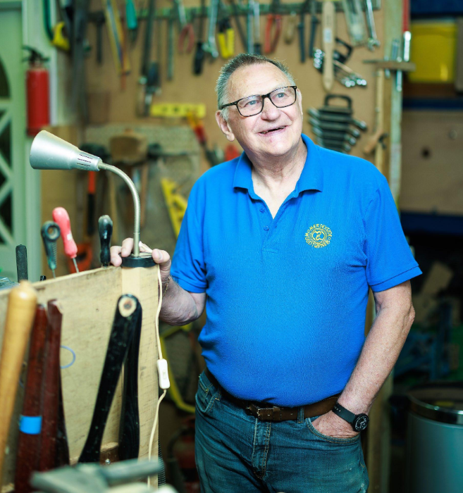 Mersey_Care's tweet photo. Fred, a former decorator for the Royal Family, is back to health and enjoying wood turning thanks to our Urgent Community Response. His wife Pat recalls the relief when UCR nurse Wayne treated Fred at home, avoiding hospital.

Read more in #MCMagazine 👇🏽

https://t.co/yDXxFQKfLA https://t.co/5A4lPIig5e