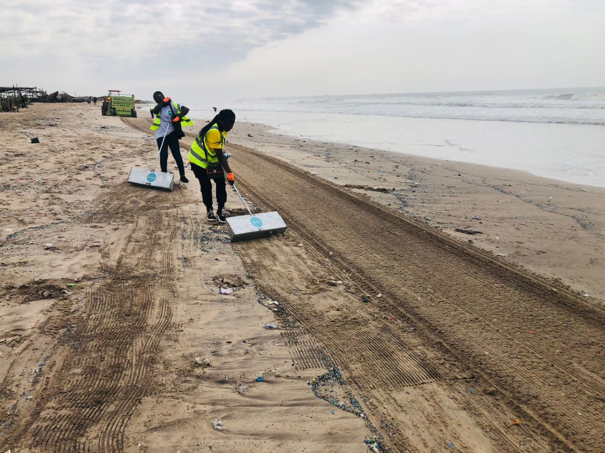 mondo4africa's tweet photo. Equipped with the right tools and determination, we’re cleaning up not just the beach, but also paving the way for sustainable change. Our Mondo rakes did some serious work during our last cleanup!" 🌿
#beachcleanup  #cleanup #mondo4africa #zerowaste https://t.co/6YXr0HepzD