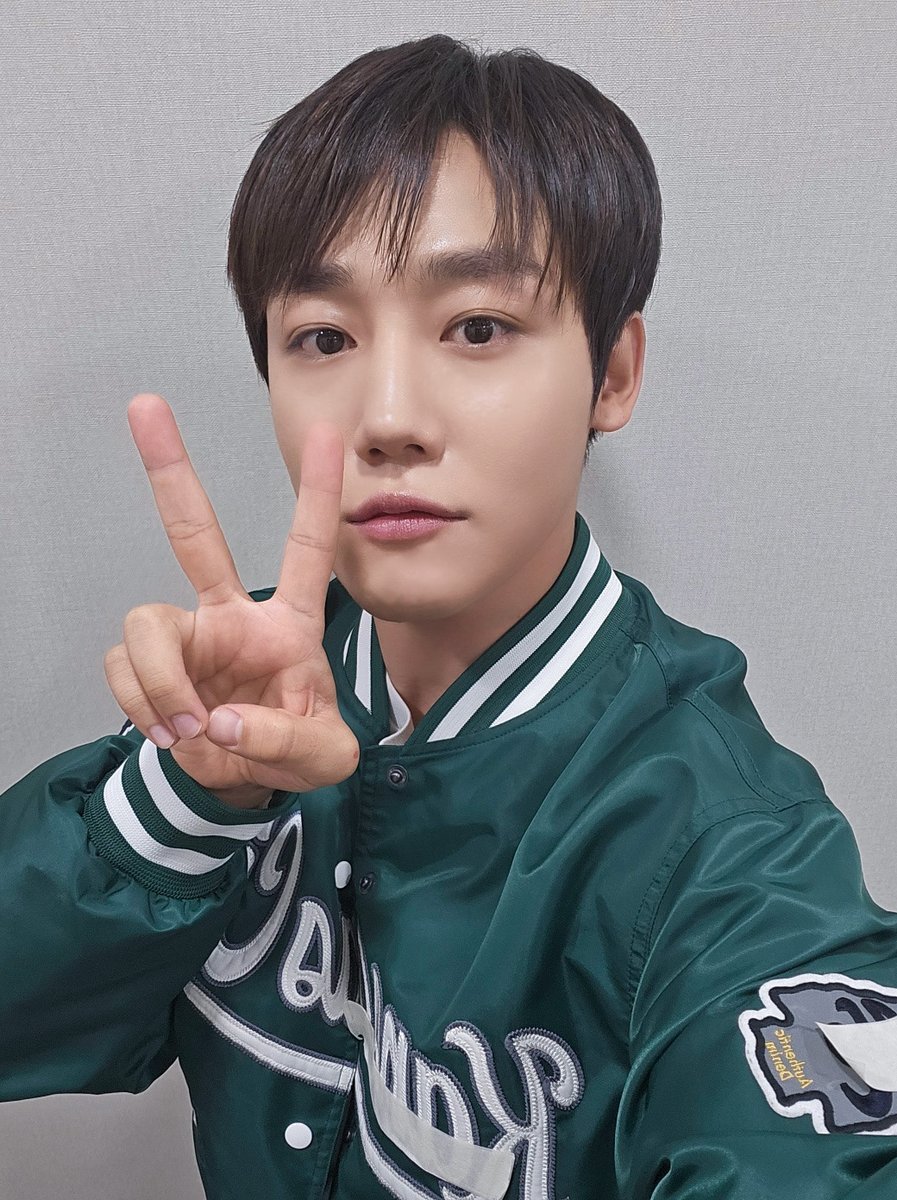 [💡] #골드니스 여러분!
잠시 후 6:20 PM MBC M #주간아이돌
#이장준 이 출연합니다.

나는 바보다
이장준 밖에 모르는 
바보 ◟(ᵔ ̮ ᵔ)͜💐

#GoldenChild #골든차일드 #GNCD
#LEEJANGJUN