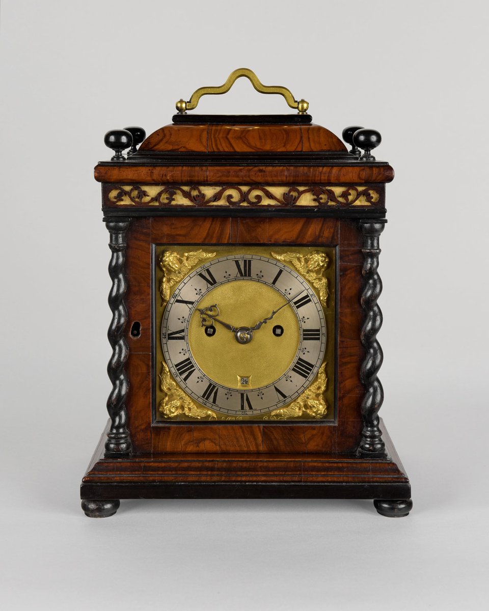 HowardWalwyn's tweet image. Robert Williamson Londini circa 1675 - A Charles II period olivewood and ebonised table clock of rare small size, with 8-day movement, sounding the hours with a single bell on an inside count wheel.
walwynantiqueclocks.com/fine-antique-c…
#bracketclocks #antiqueclocks #londonclockdealer