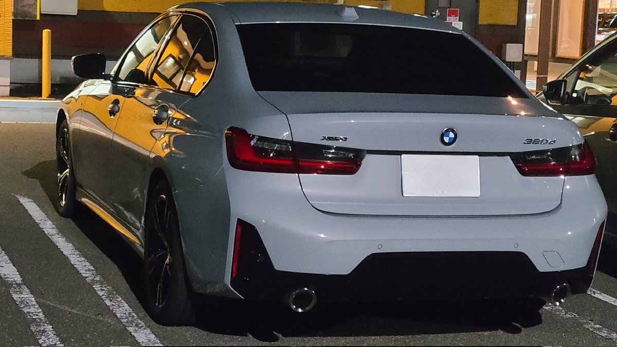 tmobi_3's tweet photo. BMW 320i Touring 購入から早3年…
ということで、車検です😀

お借りした代車は320dです。
ディーゼルですが、排ガス臭くないのがすごい✨
あと、トランスミッションの繋がりはとても良かったです🎵

トグル式のギアセレクターは…最後まで慣れませんでした😅

#BMW
#320d
#320i
#車検
#G21
#G20 https://t.co/Rm6I3vZOJX