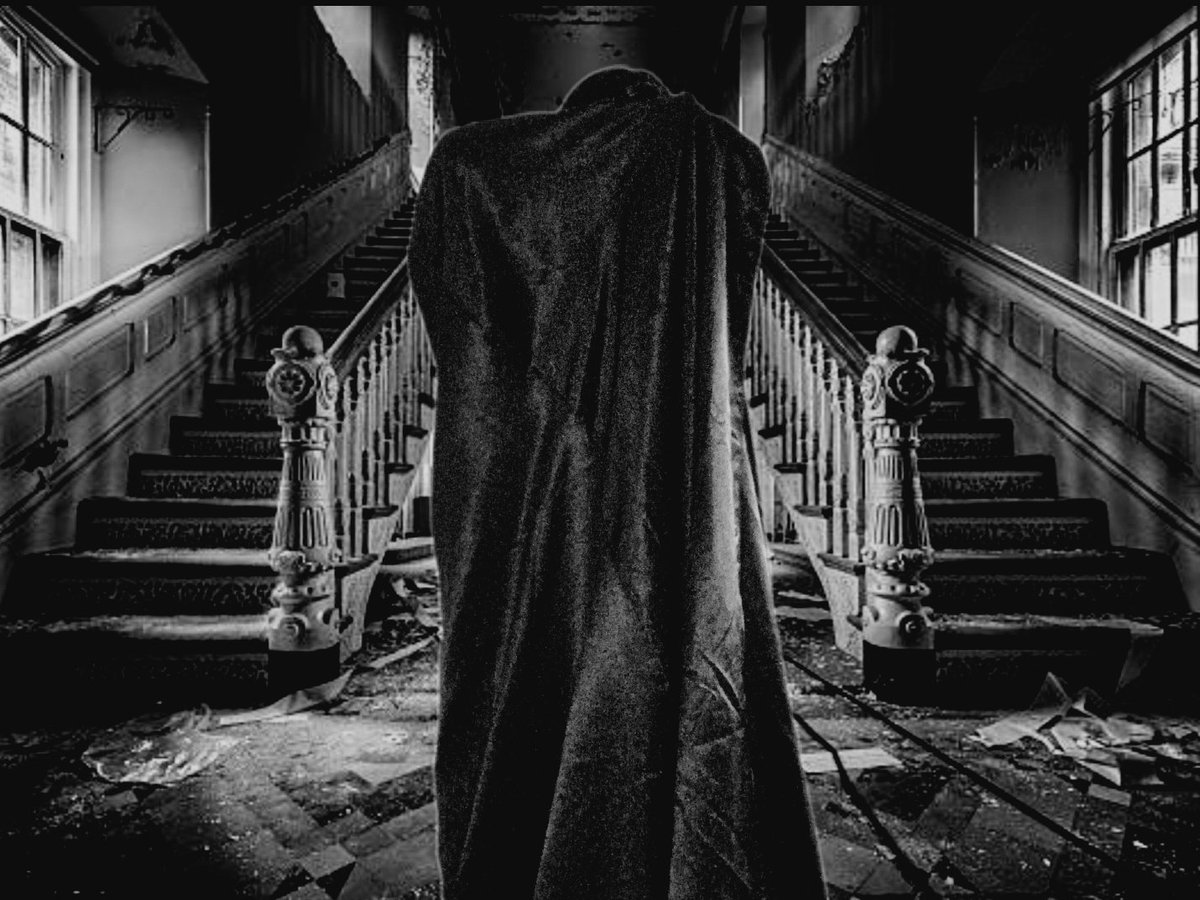 Vampire_Lover89's tweet photo. Halloween is near 🎃 👻 
#Cloak #Cape #BlackCloak #BlackCape #DarkCloak #DarkCape #VampireCloak #VampireCape #Whoosh #CloakWhoosh #CapeWhoosh #SatinCape #SatinCloak https://t.co/oDq3tT0wQY