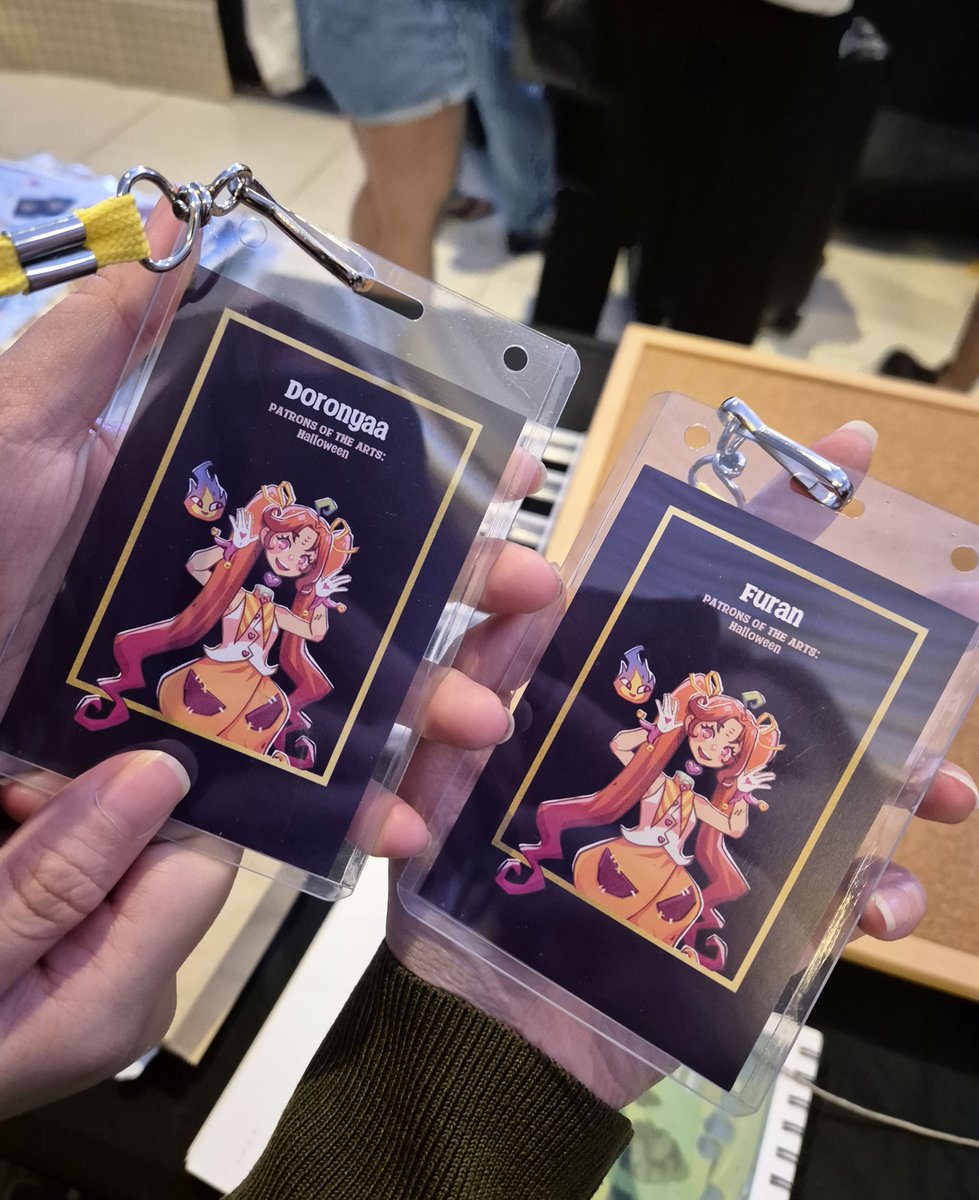 ❤️🖤

Me and <a href="/doronyaaart/">Doronyaart</a> 's table set up for #PatronsoftheArts #PotAHalloween 🎃