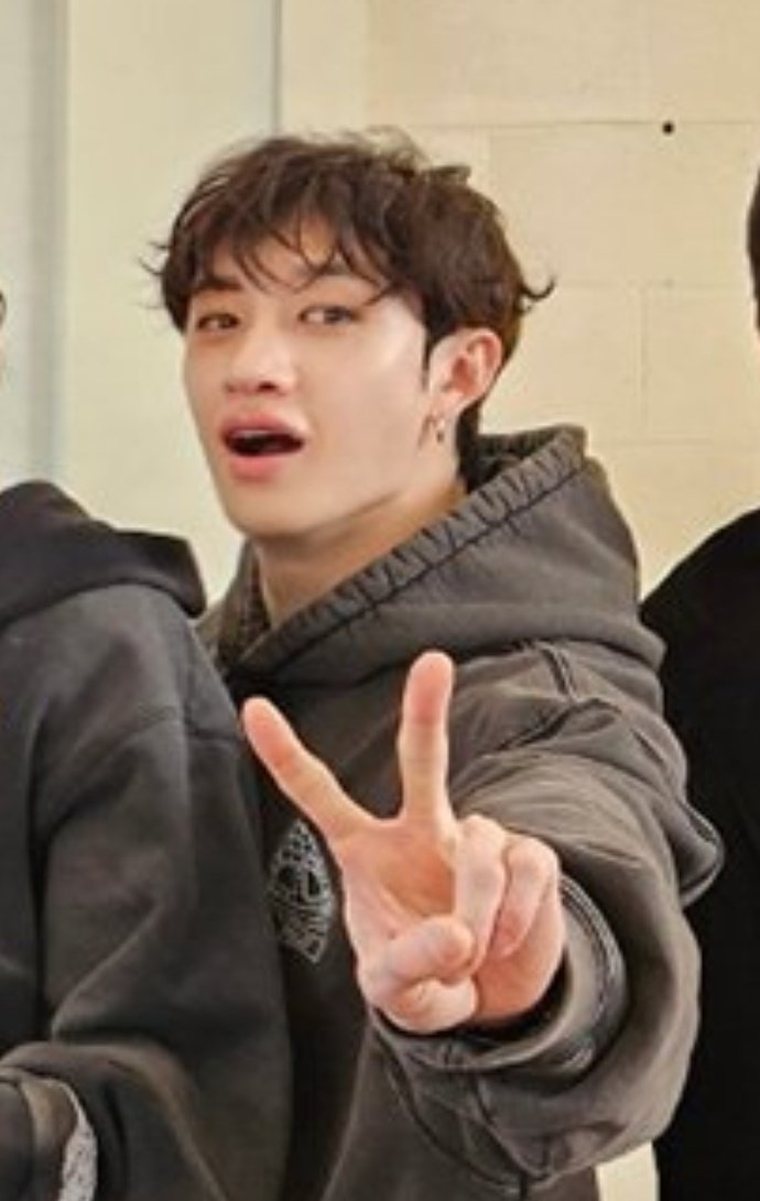 hourlychanming's tweet photo. MINCHAN CURLY HAIR 🫠🫠 https://t.co/9JqAVZ4HFX