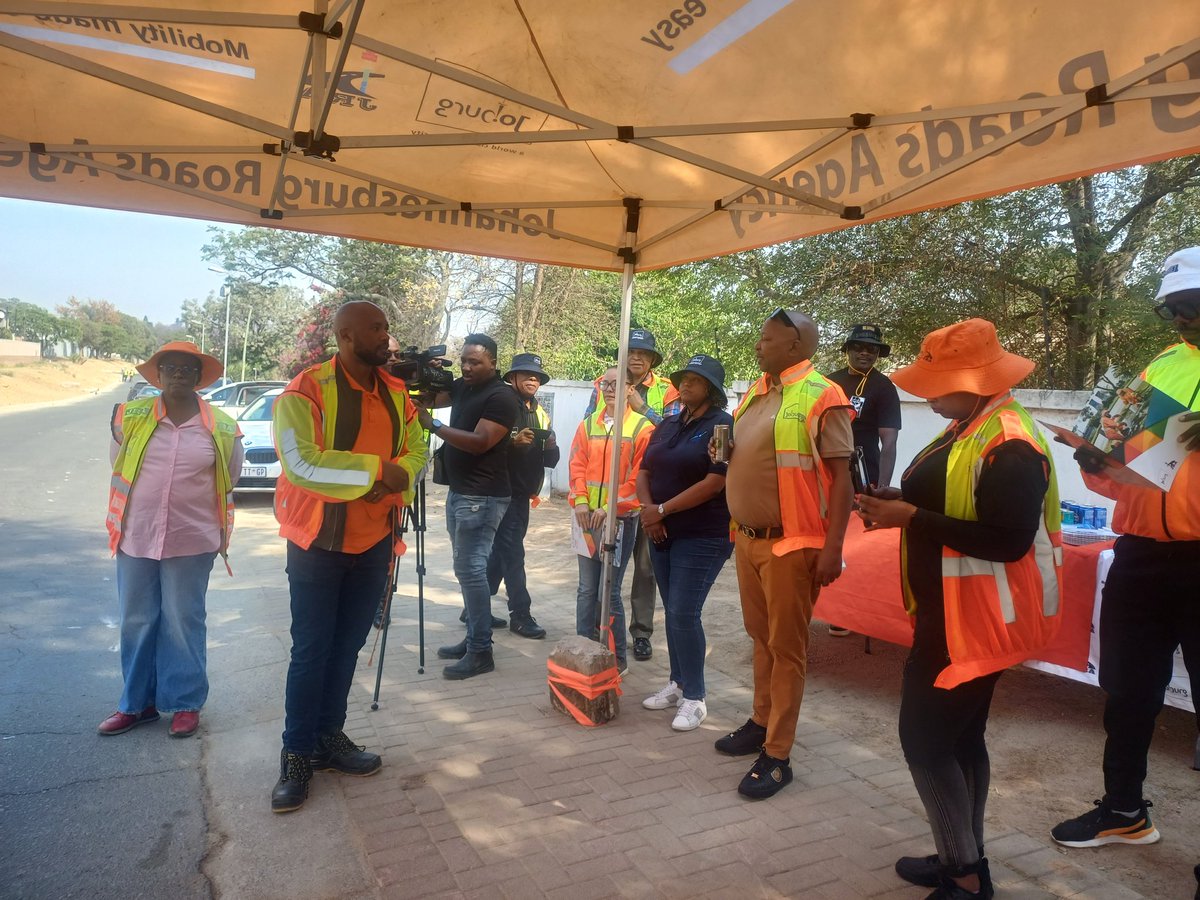 CrumRegionB's tweet photo. The ribbon cutting ceremony for the completion of the second phase of the Bond Stream Klein Juskei Bulk Stormwater project in Ferndale, Ward 102 & 104 underway. @MyJRA @CityofJoburgZA @CRUM_CoJ #ProjectRestore #WeServeJoburg https://t.co/SXnYkVGg3B