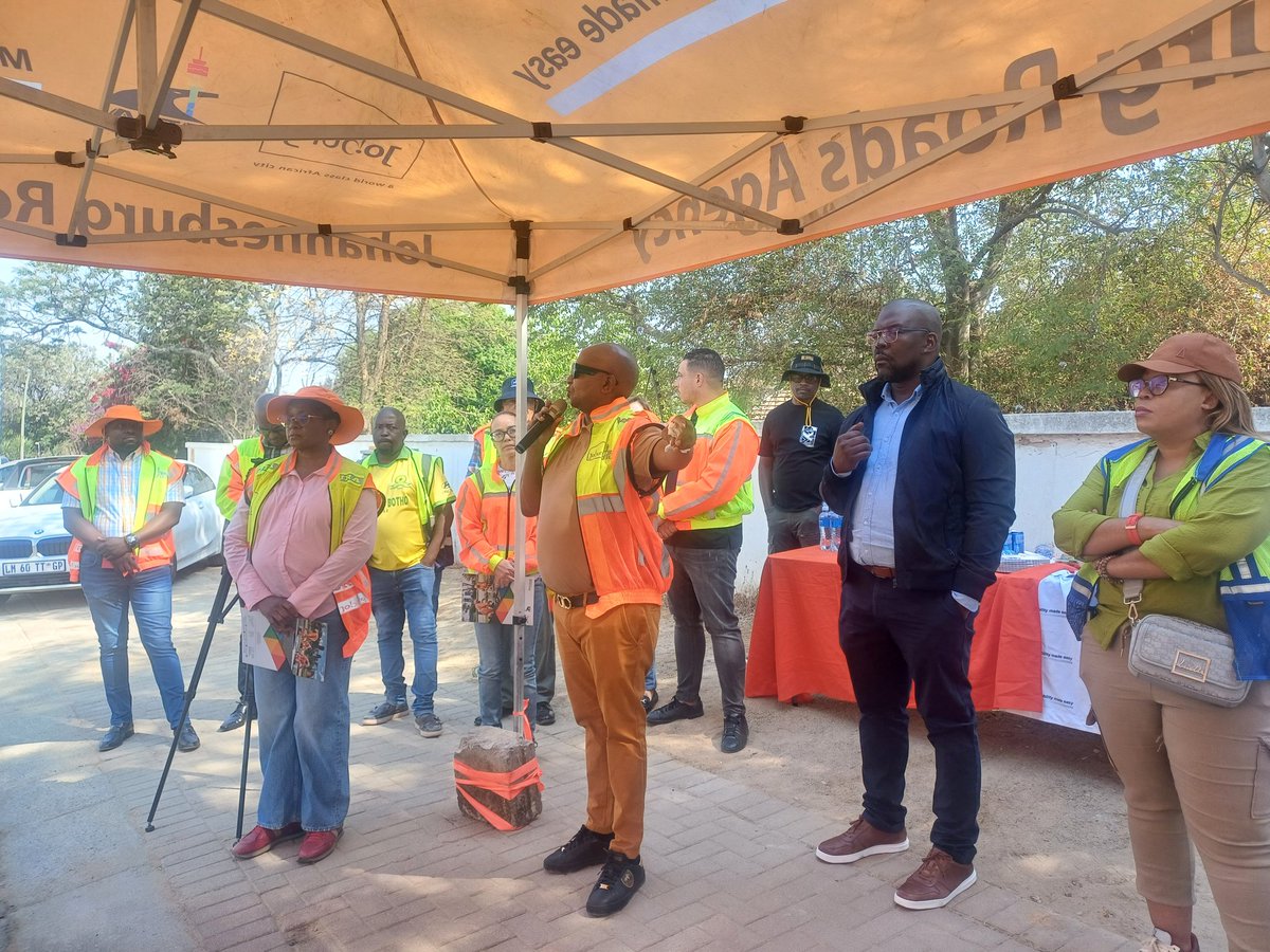 CrumRegionB's tweet photo. The ribbon cutting ceremony for the completion of the second phase of the Bond Stream Klein Juskei Bulk Stormwater project in Ferndale, Ward 102 & 104 underway. @MyJRA @CityofJoburgZA @CRUM_CoJ #ProjectRestore #WeServeJoburg https://t.co/SXnYkVGg3B