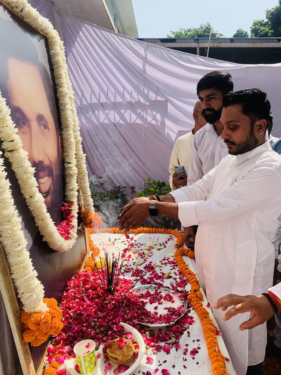 iAnkitpaswan's tweet photo. लोक जनशक्ति पार्टी एवं दलित सेना के संस्थापक पूर्व केंद्रीय मंत्री पद्म भूषण से सम्मानित स्वर्गीय रामविलास पासवान जी की पुण्यतिथि पर राष्ट्रीय कार्यालय में  पुष्पांजलि अर्पित कर भावपूर्ण श्रद्धांजलि दी !
@iChiragPaswan @LJP4India https://t.co/ODHvUngLPu
