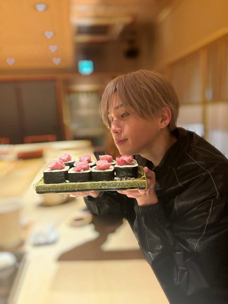 taiki__official's tweet photo. 可愛い可愛いゆせちゃんが
お互いのドラマお疲れ様でした会を
やろうって
お寿司に誘ってくれましたん🍣

優しいね、ほんと✨

俺たち1月期も7月期も
お互いに頑張ったね😭

最高の仲間でメンバーで戦友だ！
これからも高め合っていこう🔥love. https://t.co/zWsJcLabWW
