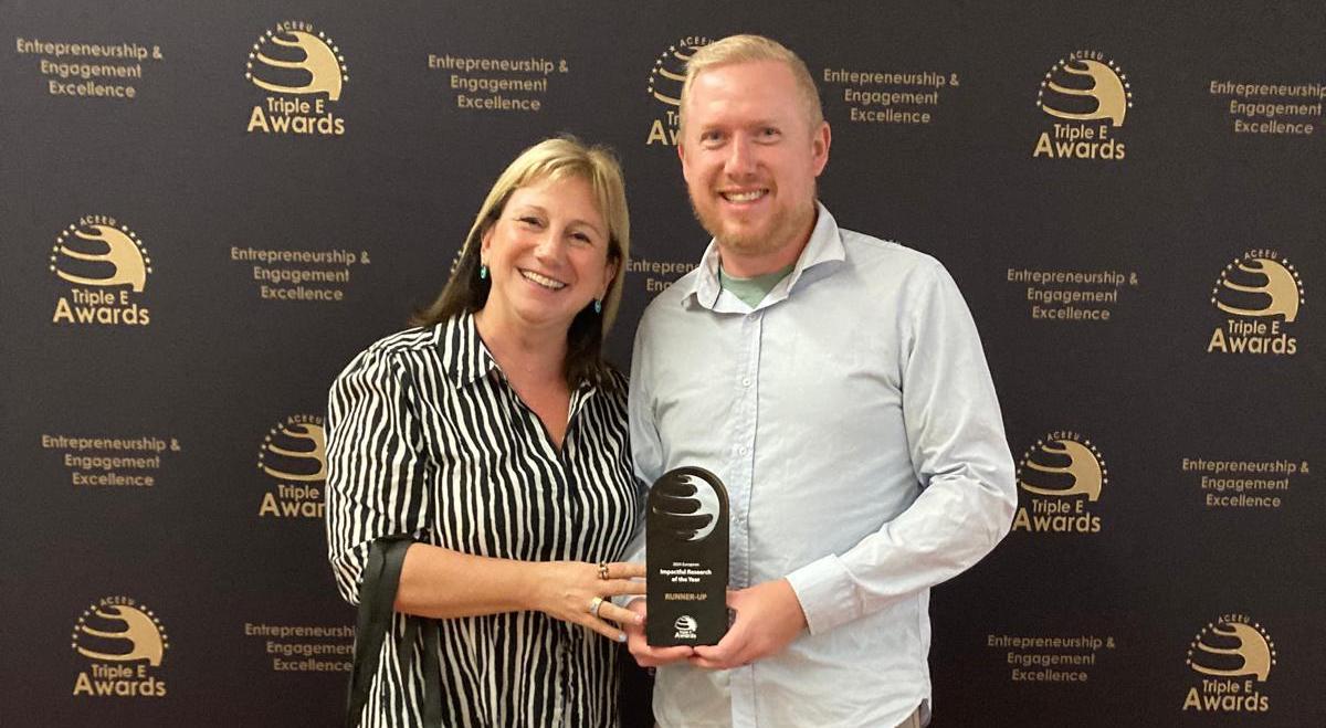 XavierFajarnes's tweet photo. 🏆 Un projecte de #DoctoratsIndustrials entre @universitatURV i @FundalisTGN rep el 2n premi dels TripleEAwards d'@aceeu_org 

El projecte és pioner en l'avaluació d'anglès adaptat a persones amb discapacitat intel·lectual.

🔗 https://t.co/y3H3zuBnrz https://t.co/CeQxLbhhH6