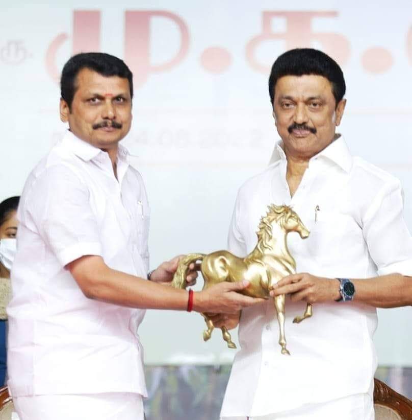 Kathir_dmk_25's tweet photo. மீண்டும் கோவைக்கு வளர்ச்சி பணிகள் மேற்பார்வை பொறுப்பாளராக மாண்புமிகு மின்சாரம் மதுவிலக்கு மற்றும் ஆயத்தீர்வைத் துறை அமைச்சர் V.Senthilbalaji அவர்கள் நியமனம்...✨⚡
மாண்புமிகு முதலமைச்சர் அ��ிவிப்பு...💥
#VSBisBACK https://t.co/w5s9M7ftrW
