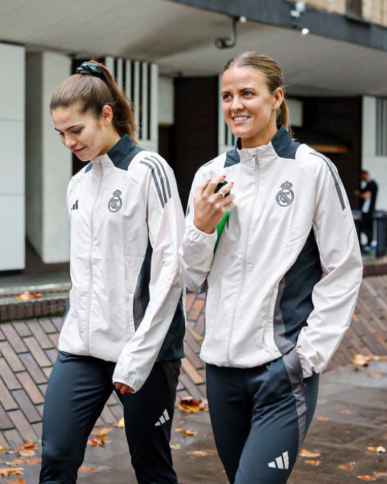 📍🏴󠁧󠁢󠁥󠁮󠁧󠁿 Paseo de activación por Londres antes del partido de esta noche en Stamford Bridge.