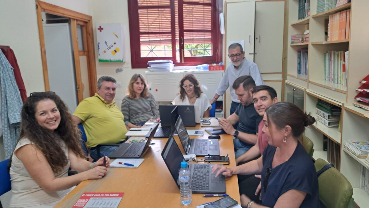 Asesoría EPER Sevilla (@cepdesevilla591) on Twitter photo Nos encontramos reunidos en el <a href="/ceperamerica/">ceper america</a> con docentes de varios centros de <a href="/edpermanente/">Educación Permanente Personas Adultas Andalucía</a> que han solicitado un grupo de trabajo de Radio Educativa. ¡Gracias por vuestra inquietud formativa! <a href="/CEPSevilla/">CEP de Sevilla.</a> <a href="/DG_IFP/">DG de Innovación y Formación del Profesorado</a> <a href="/r_alberquilla/">Radio Alberquilla</a> <a href="/RadioEdu/">RadioEdu</a> <a href="/EducaAnd/">Consejería Desarrollo Educativo y FP</a> Nos encontramos reunidos en el <a href="/ceperamerica/">ceper america</a> con docentes de varios centros de <a href="/edpermanente/">Educación Permanente Personas Adultas Andalucía</a> que han solicitado un grupo de trabajo de Radio Educativa. ¡Gracias por vuestra inquietud formativa! <a href="/CEPSevilla/">CEP de Sevilla.</a> <a href="/DG_IFP/">DG de Innovación y Formación del Profesorado</a> <a href="/r_alberquilla/">Radio Alberquilla</a> <a href="/RadioEdu/">RadioEdu</a> <a href="/EducaAnd/">Consejería Desarrollo Educativo y FP</a>