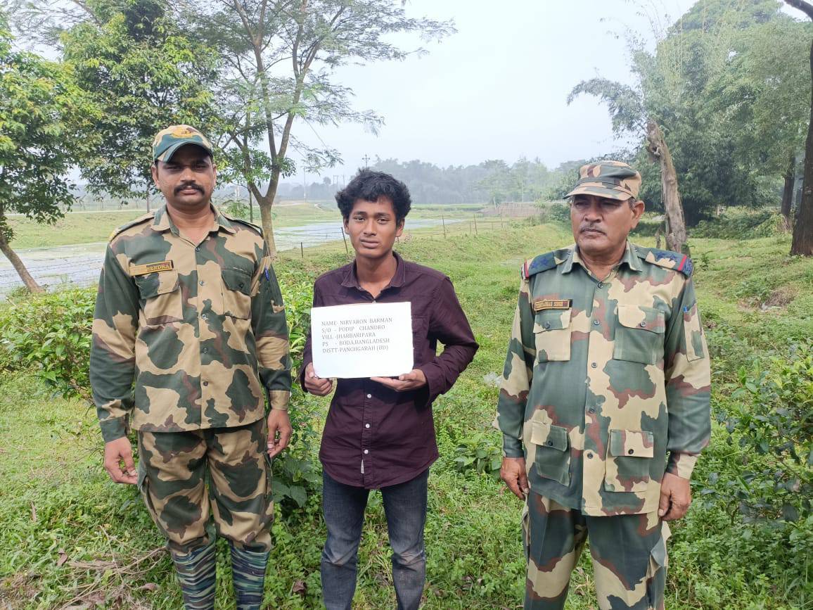 SnehaRajpoot12's tweet photo. Very good to hear this news that BSF has arrested 4 Bangladeshi smugglers.
#InfiltratorsApprehended #VivianDsena #VineshPhogat #ArrestZubair #BB18 #WWERaw #TejRan #AliceKaushik https://t.co/z9IWFgkxr3