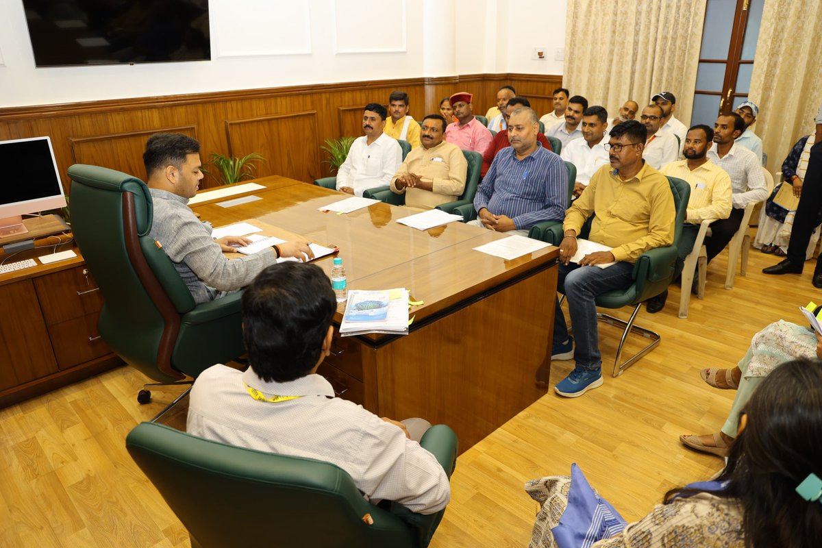 thisissanjubjp's tweet image. आज विधानसभा स्थित अपने कार्यालय में शिक्षामित्र संगठन के पदाधिकारियों के साथ एक महत्वपूर्ण बैठक की। 

इस अवसर पर संगठन व शिक्षामित्रों के हितों और विभिन्न मुद्दों पर गहन एवं सार्थक चर्चा हुई।