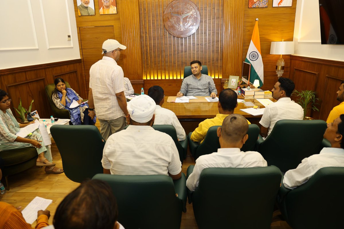 thisissanjubjp's tweet image. आज विधानसभा स्थित अपने कार्यालय में शिक्षामित्र संगठन के पदाधिकारियों के साथ एक महत्वपूर्ण बैठक की। 

इस अवसर पर संगठन व शिक्षामित्रों के हितों और विभिन्न मुद्दों पर गहन एवं सार्थक चर्चा हुई।