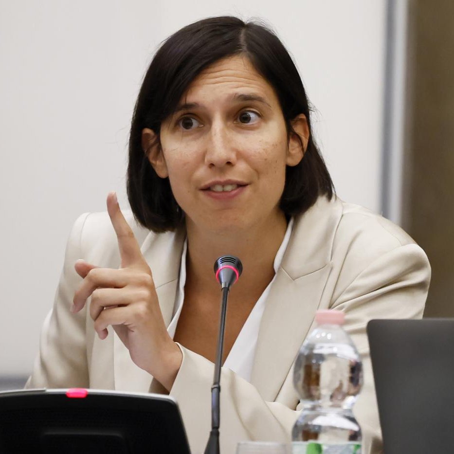 LarthRasna's tweet photo. Ma quando una persona la cui famiglia possiede un patrimonio plurimilionario in Svizzera propone una patrimoniale per i milionari che risiedono in Italia, non vi sentite un po' presi per il culo??!? https://t.co/upBjTERCxW