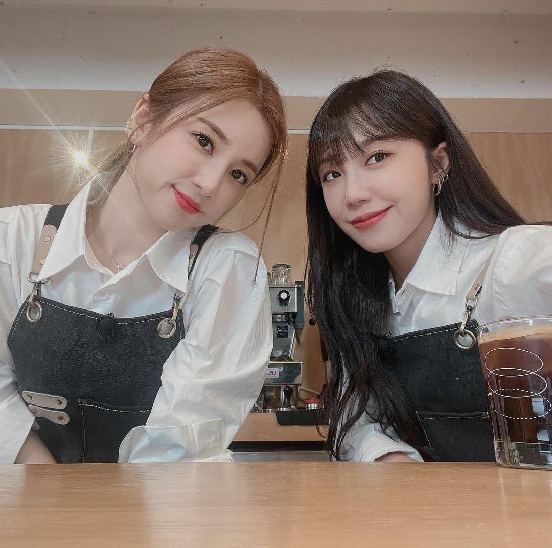 Meungie's tweet photo. [AU] Eunrong

Lattes to Legends

Eunji and Chorong, best friends and cafe owners, accidentally stumbled into an unknown world with monsters and magic. Now, they must navigate this dangerous realm while learning the laws of the new world.

https://t.co/95Abkq2zSG https://t.co/5aqWSX4Nsl