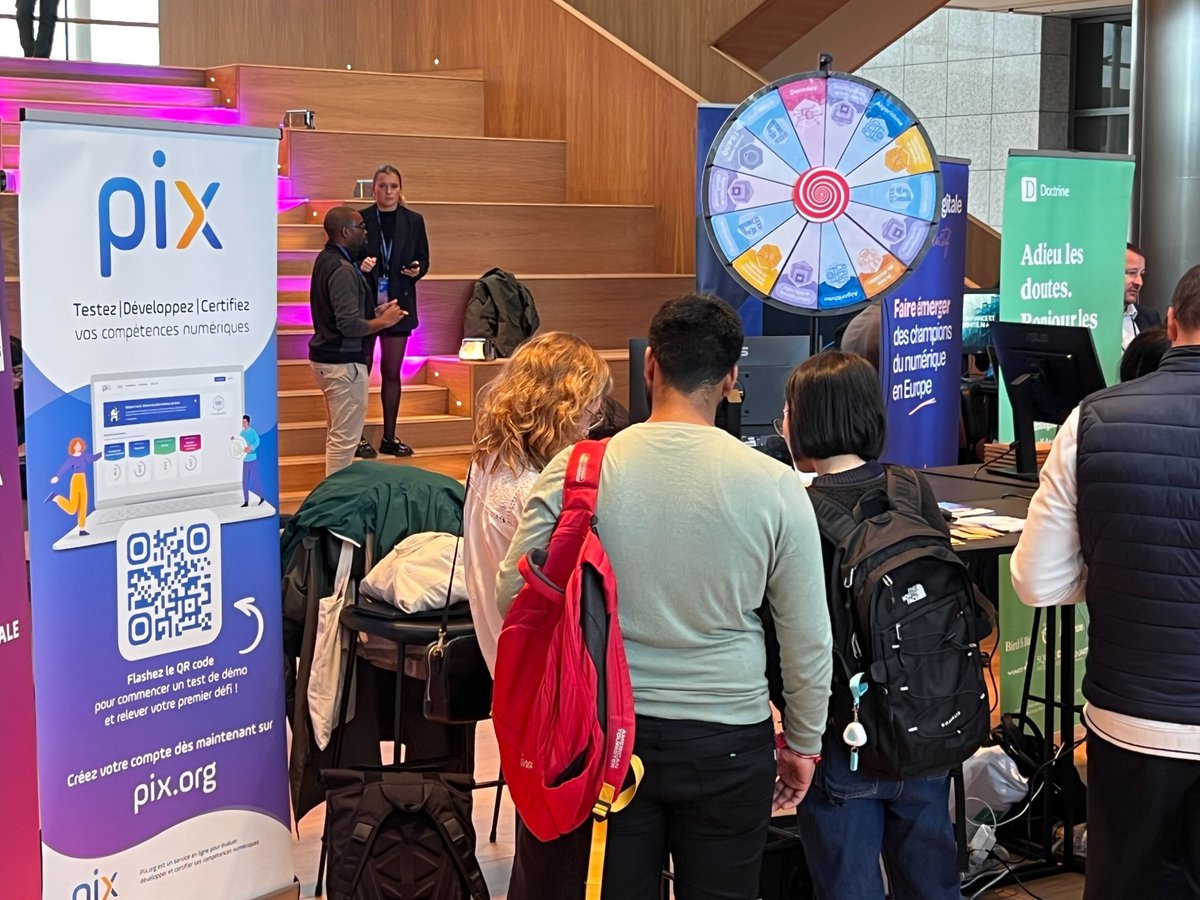 Pix_officiel's tweet photo. 🚀 Aujourd'hui, direction le Salon IA du Ministère de l'Intérieur ! Venez explorer de manière ludique les enjeux et applications de l'IA avec notre roue de la fortune ! 🎡 #TransformationNumérique #Innovation #SIAMI https://t.co/CV7VJPHJfb