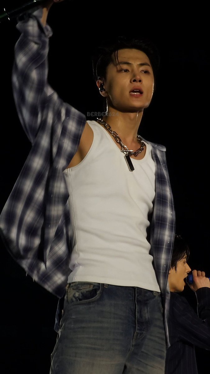 juyunism's tweet photo. jay's unwhitewashed skin and sharp jawline is making me feel things https://t.co/XMolMTOwPy