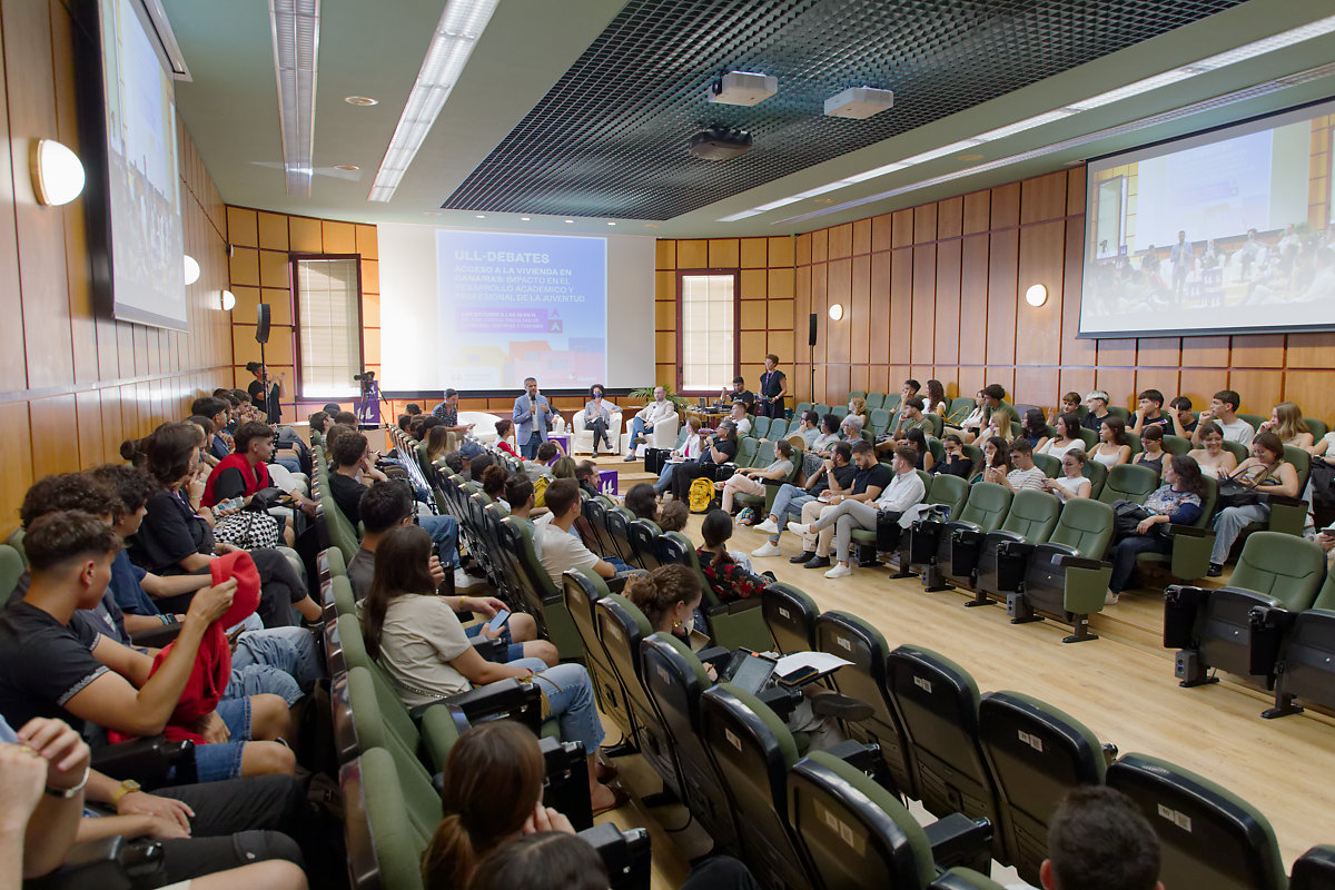 ULL's tweet image. 🏠 Los problemas de acceso a la vivienda en Canarias se debatieron la pasada semana en la #ULL. Diferentes agentes sociales y expertos abordaron este asunto con el objetivo de aportar posibles soluciones.

¡Aquí puedes ver la #grabación del evento al completo! 📽️