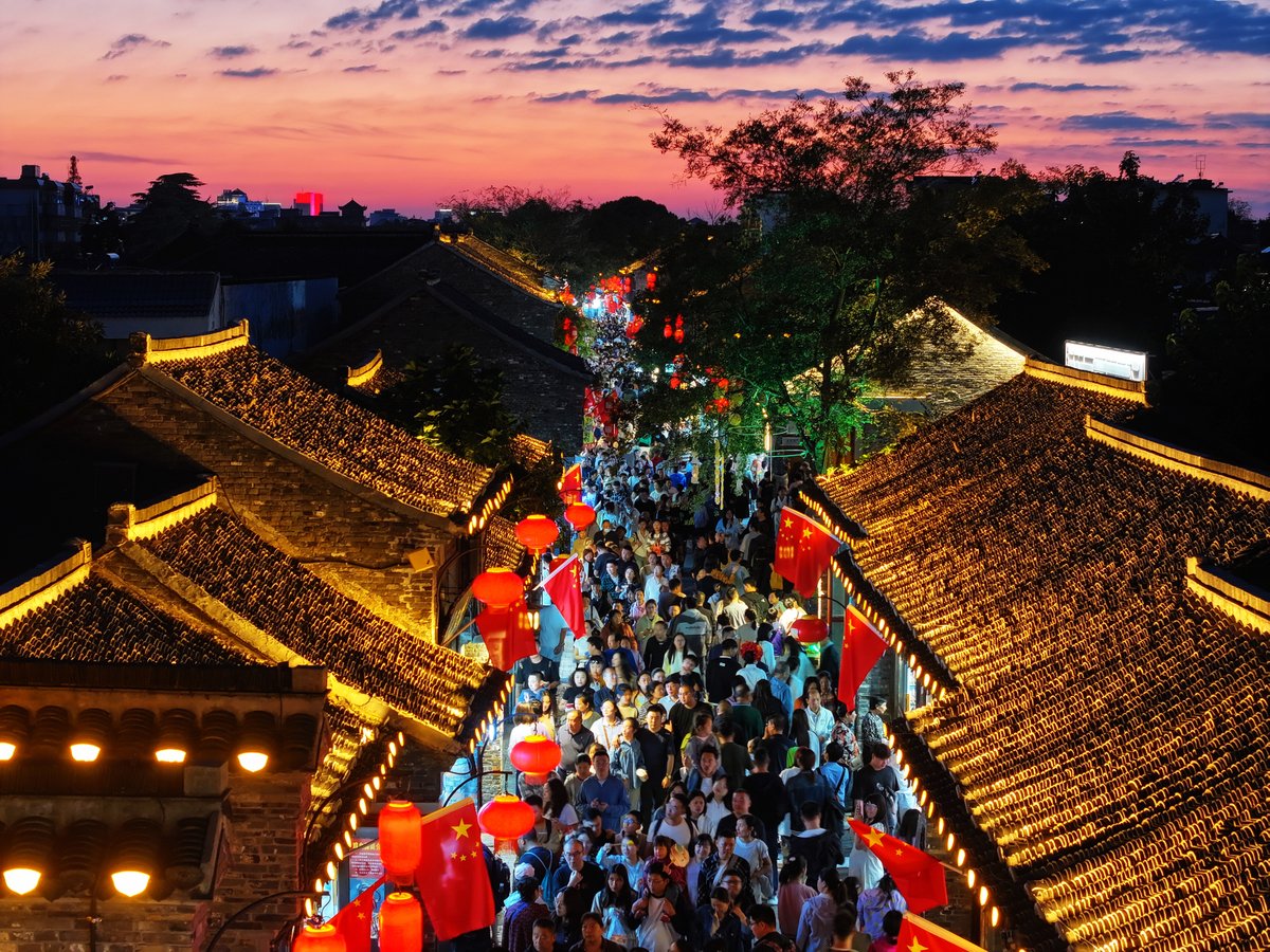 SpokespersonCHN's tweet photo. 🇨🇳 China’s weeklong National Day holiday saw:

✅ 765 million domestic trips, ⬆️ 5.9% y-o-y
✅ 700 billion yuan spent by domestic tourists, ⬆️ 6.3% y-o-y
✅ 13 million exits and entries by Chinese and foreign citizens, with a daily average of 1.9 million, ⬆️ 25.8% y-o-y

#ChinaTravel