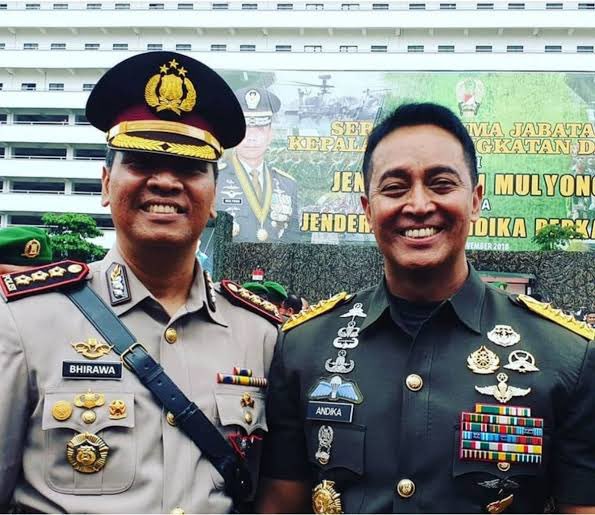 muannas_alaidid's tweet photo. Pilkada Jakarta dulu ribut karena beda agamanya, pilkada jateng ribut lagi karena beda profesinya. 
- Pak Lutfi itu punya adek TNI AD lulusan Akmil
- ⁠adik Kandung Pak Andika juga Polri lulusan AKPOL
Hati-hati jangan sampe menyebarkan kebencian dan isu SARA. https://t.co/uFUvANVyQV