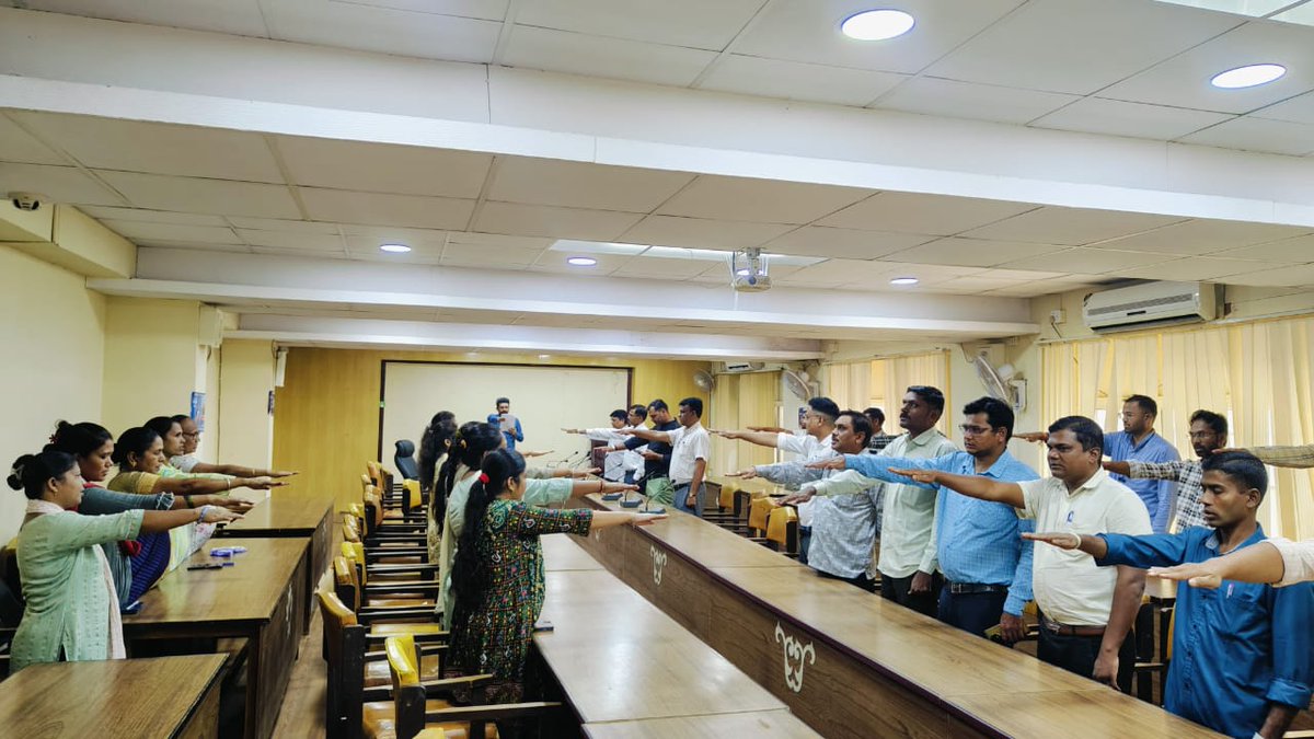 InfoDangGog's tweet photo. વિકાસ સપ્તાહ ઉજવણી, જિલ્લો ડાંગ
-
ડાંગ જિલ્લા ની કાર્યરત વિવિધ કચેરીઓના અધિકારી, કર્મયોગીઓએ પોતાની કચેરીએથી ‘ભારત વિકાસ પ્રતિજ્ઞા’ લીધી.
#VikasSaptah
#23YearsOfJanSeva @CMOGuj @CollectorDan @ddo_dangs @InfoGujarat @narendramodi @Vijaypatel173 @SPDangAhwa @DangsDyddo https://t.co/ocE5hkE56r