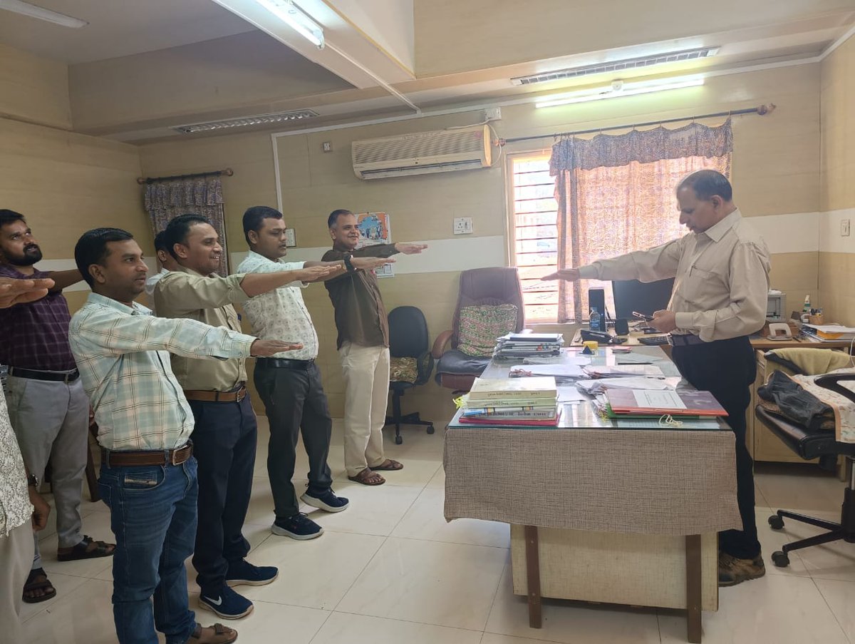 InfoDangGog's tweet photo. વિકાસ સપ્તાહ ઉજવણી, જિલ્લો ડાંગ
-
ડાંગ જિલ્લા ની કાર્યરત વિવિધ કચેરીઓના અધિકારી, કર્મયોગીઓએ પોતાની કચેરીએથી ‘ભારત વિકાસ પ્રતિજ્ઞા’ લીધી.
#VikasSaptah
#23YearsOfJanSeva @CMOGuj @CollectorDan @ddo_dangs @InfoGujarat @narendramodi @Vijaypatel173 @SPDangAhwa @DangsDyddo https://t.co/ocE5hkE56r