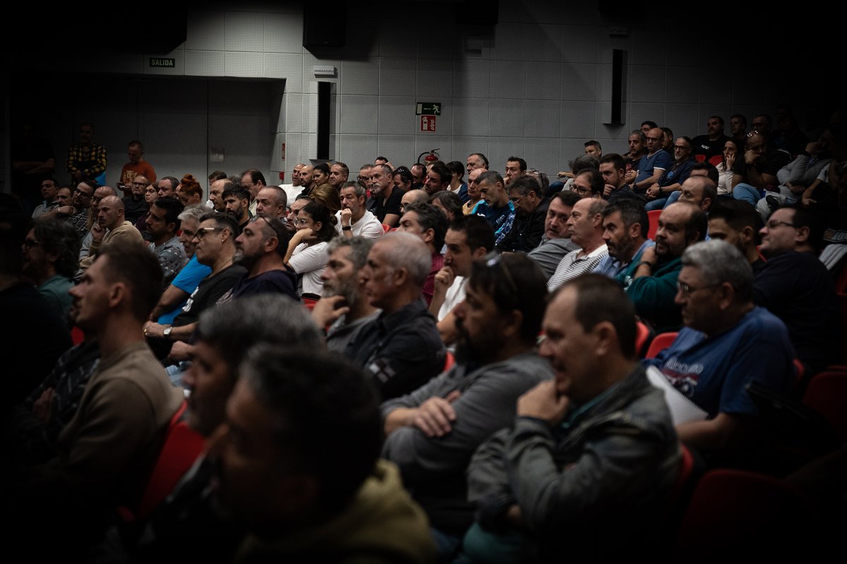 👩‍🏭👨‍🏭 Más de 300 delegados y delegadas han asistido a la asamblea por su convenio.

📢Uno tras otro ha ido tomando la palabra dejando claro que la subrogación y la compensación y absorción son irrenunciables.🔥🔥

⚔️Suenan Tambores de Lucha en el metal⚙️

Abrimos foto galería👇🧵