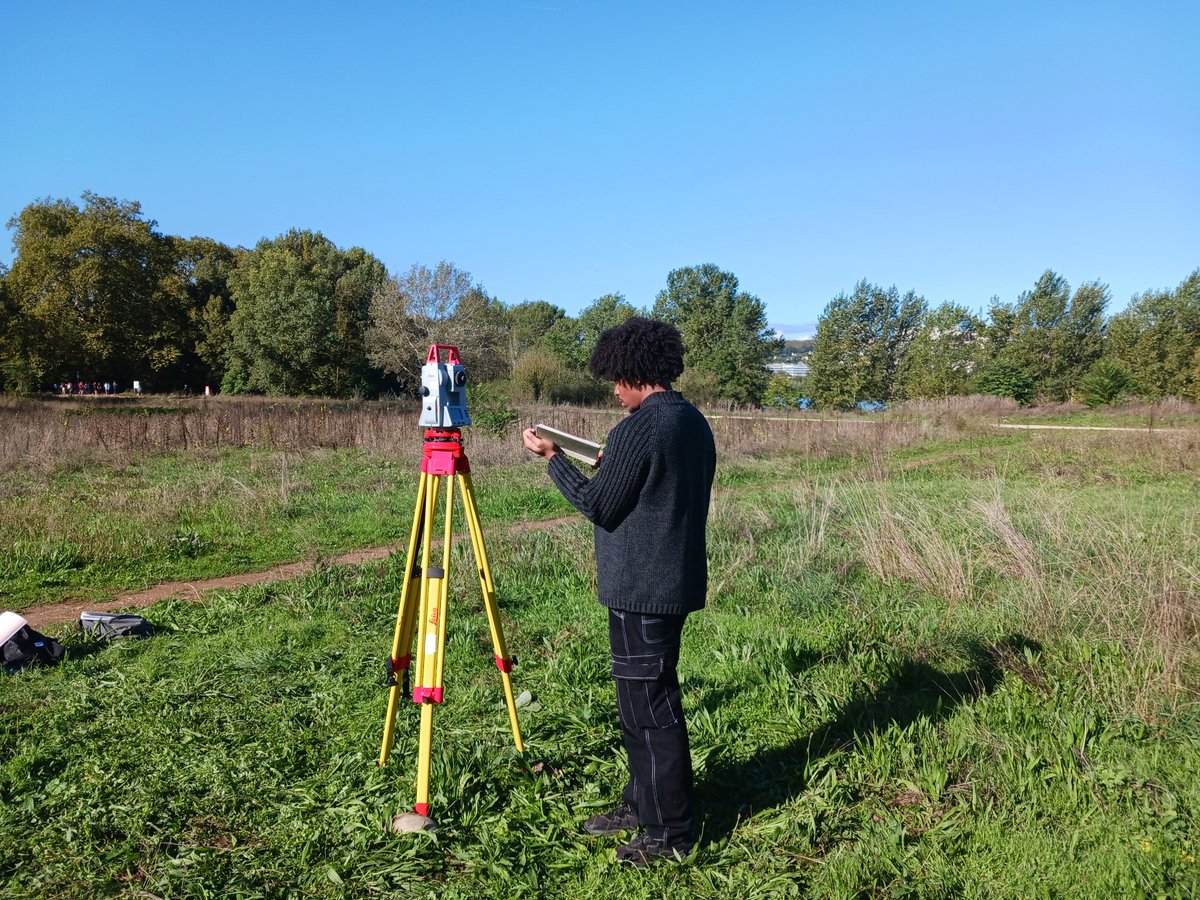 LyonGeologie's tweet photo. Sur le #terrain : mise en pratique des méthodes de #géophysique appliquée avec la super promo des #L3Géonat de l'@obslyon ! sismique, ERT, géoradar, magnétomètre et positionnement https://t.co/2blHpg3h0f
