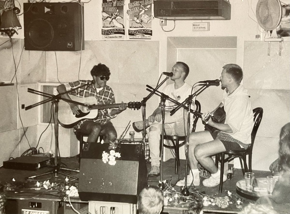 In 1992 speelden we (ASo, Coen &amp;Jelle) tijdens het Oerol festival een akoestische set in café De Stoep. We deden diezelfde week ook nog een paar elektrieke shows met de hele band. We sliepen in een tent op camping De Appelhof..
#daryllann #oerol