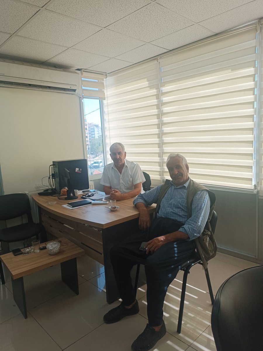 ak_kayapinar's tweet photo. 📍Kapılarımızın ve gönlümüzün kıymetli hemşehrilerimize her daim açık olduğu İlçe başkanlığımızdaki; bugünkü nöbetçimiz, 
yönetim kurulu üyemiz sn.Ekrem Demir .

Kendilerine hayırlı nöbetler diliyoruz. 

 Çayımızı içmeye bekleriz. ☕ https://t.co/4v7B5qxWJQ