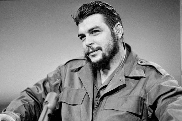 Recordamos a Ernesto Che Guevara, caído en combate hace 57 años en Bolivia.

Fiel a sus convicciones, luchó por un mundo mejor frente a los desmanes colonialistas e imperialistas en diversas partes del planeta.

El #CheVive en cada uno de los revolucionarios cubanos y del mundo.