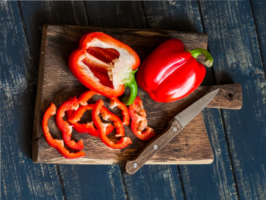WebMD's tweet photo. Bell peppers give you the most vitamin C per calorie -- that's good for the blood vessels in your eyes, and science suggests it could lower your risk of getting cataracts. More foods good for your eyes: https://t.co/qUyrk0NSih https://t.co/NbeZSTBE1D