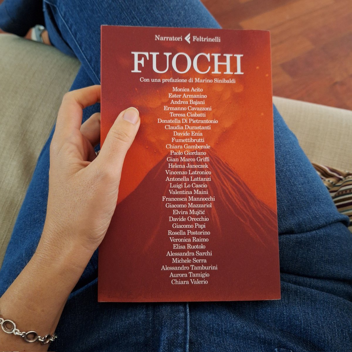 Francesca Fiorletta (@fiorlettaf) on Twitter photo Da martedì 15 ottobre in libreria:
#FUOCHI
Prefazione e cura di <a href="/marinosinibaldi/">marino sinibaldi</a> per <a href="/feltrinellied/">Feltrinelli Editore</a> 🔥📚
"Viene un momento in cui alla letteratura si prova a chiedere qualcosa di diverso"
Con tante delle migliori voci del nostro paese che hanno scritto per #SottoilVulcano Da martedì 15 ottobre in libreria:
#FUOCHI
Prefazione e cura di <a href="/marinosinibaldi/">marino sinibaldi</a> per <a href="/feltrinellied/">Feltrinelli Editore</a> 🔥📚
"Viene un momento in cui alla letteratura si prova a chiedere qualcosa di diverso"
Con tante delle migliori voci del nostro paese che hanno scritto per #SottoilVulcano