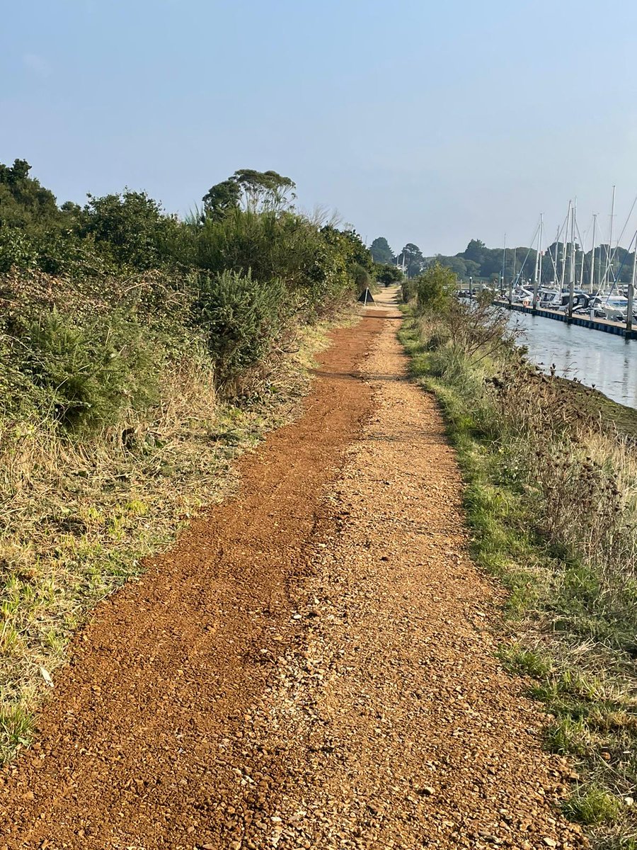 johnoflynnEA's tweet photo. #WestHantsFieldTeam have completed repairs to the top of the #Lymington-#Keyhaven seawall (which is also a v popular footpath) to provide a consistent crest height. #floodaware #WinterReady @newforestdc @jackdaviesld @NewForestNPA @hantsconnect @Lymingtontimes https://t.co/XYkbzMY3kY