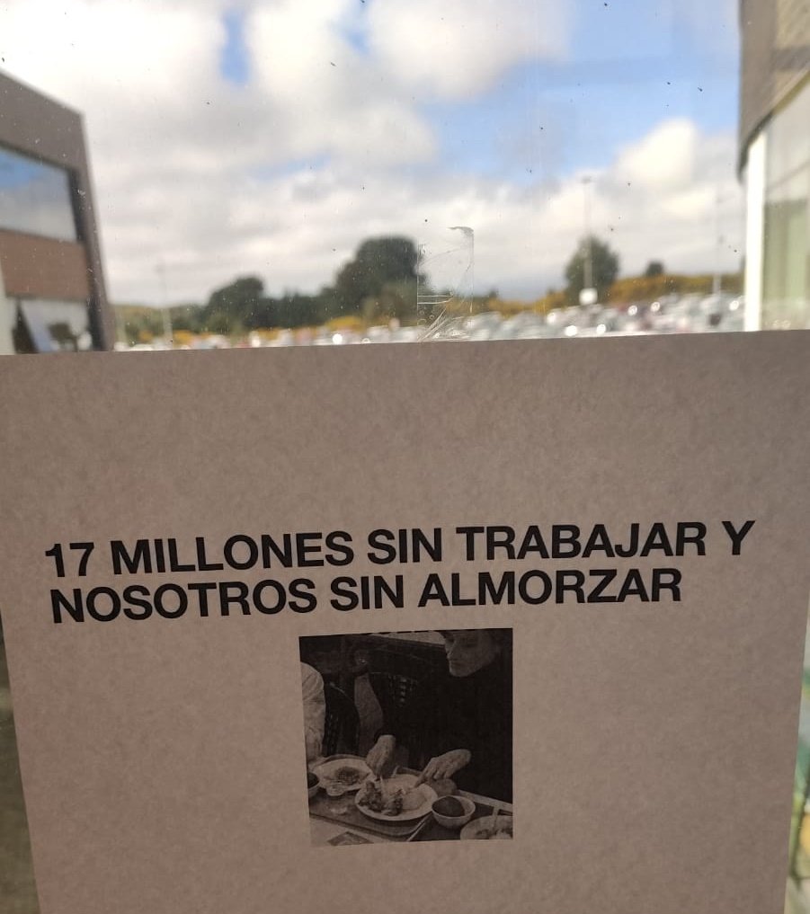 JoviNomas's tweet photo. Los estudiantes de medicina de Universidad San Sebastián, sede de la Patagonia, están en huelga porque les quitaron el vale de comida de apenas $1.700 para colación, eso les dan por hacer su internado en el hospital, mientras la Cubillos recibía 17mill por hacer nada. https://t.co/s4XUcNJyyt
