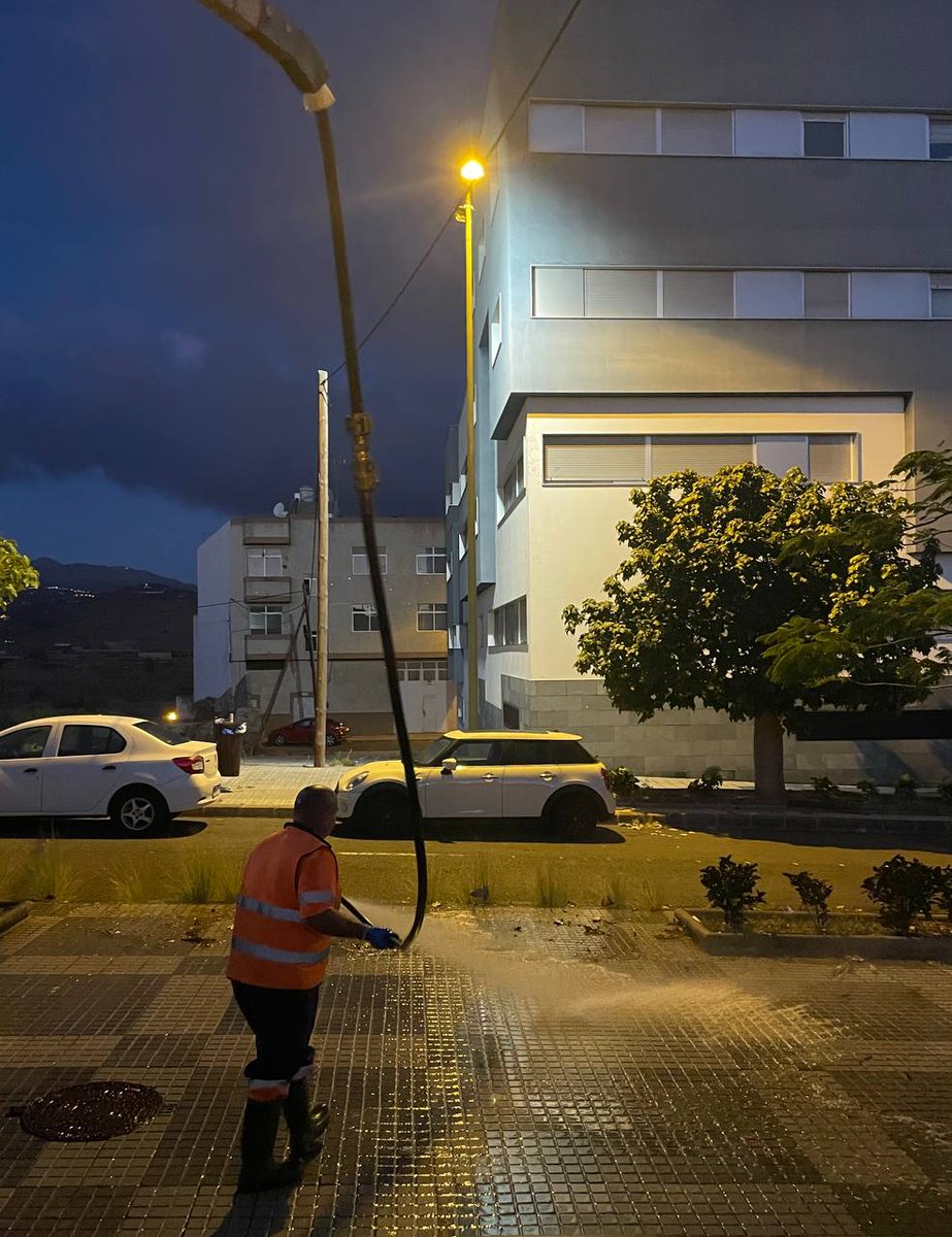 LimpiezaLPGC's tweet photo. BALDEO
Trabajos nocturnos de #baldeo (manual y mecanizado) y limpieza con máquina #hidrolimpiadora (aceras y espacios ocupados por contenedores) en Almatriche Bajo. https://t.co/71LZxa0wRy