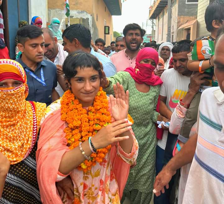 datusala9057's tweet photo. हरियाणा की शान और देश की बेटी, बहन विनेश फोगाट को हरियाणा विधानसभा में शानदार जीत पर ढेरों बधाई! 
#VineshPhogat  #जीत_की_बधाई https://t.co/l8TbZpHvO8