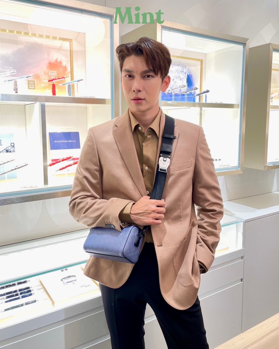 mintmag_th's tweet photo. หล่อถูกต้อง! #MintReports แช๊ะภาพหล่อของหนุ่ม #มิวศุภศิษฏ์ Friend of Brand ที่มาร่วมเฉลิมฉลองการเปิดตัวบูทีคแฟล็กชิปแห่งใหม่ของ Montblanc ณ สยามพารากอน 💚

#MewXMontblancTH
#mewsuppasit  
#MontblancTH
 #Letswrite
#MintMagTH https://t.co/pH6LCs7OV3