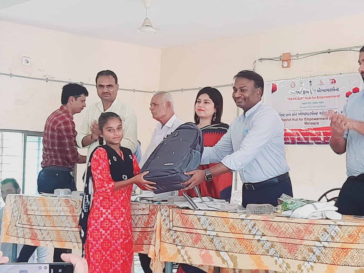 MamVijapur's tweet photo. ડ્રોપ આઉટ દીકરીઓનો શાળામાં પુનઃ પ્રવેશ કાર્યક્રમ
વડાસણ

@CollectorMeh 
@RACMehsana1 
@SdmVisnagar1 https://t.co/34Dx5RKwaY
