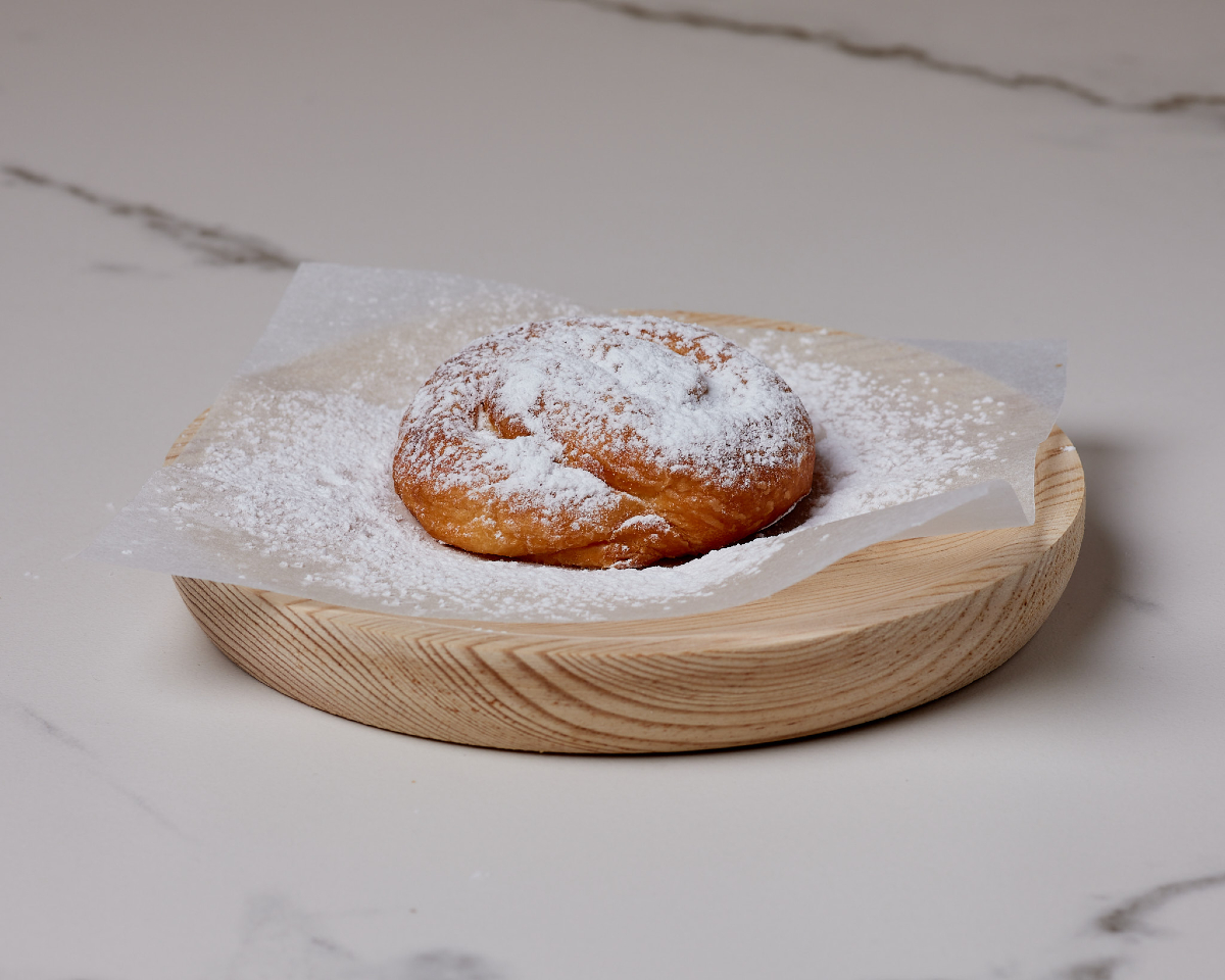 52Moments's tweet photo. 😋Una mossegada de dolçor pura!

👉Les nostres ensaïmades acabades de fer, cobertes de sucre glass, són la temptació perfecta per acompanyar el teu cafè o té. 

#52moments #52momentsambtu #momentsinoblidables #ensaimades https://t.co/pYL5eIm3iC
