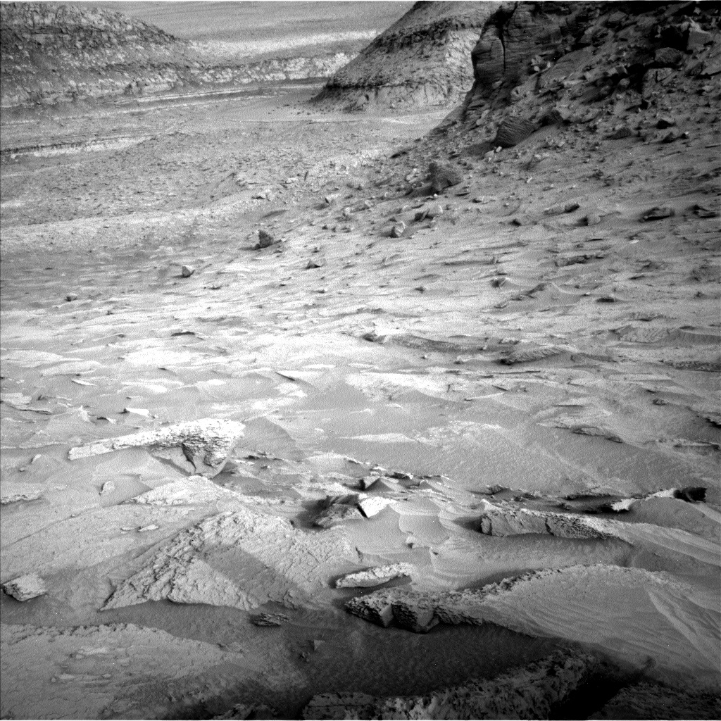 MarsMissionImgs's tweet photo. #CuriosityRover image taken on #Sol3648 at 5:06:18.812 PM with #Navcam #Mars #NASA #Space https://t.co/YWfXuWfNkr