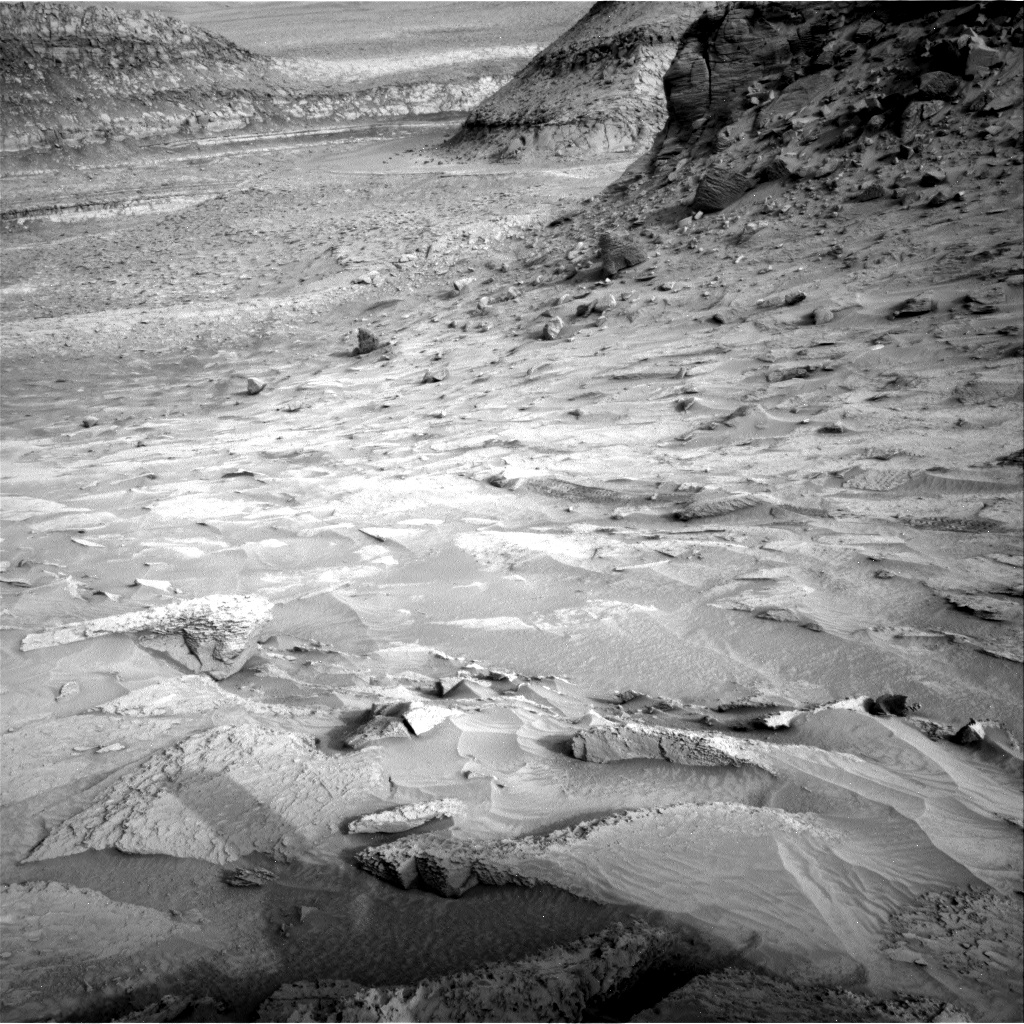 MarsMissionImgs's tweet photo. #CuriosityRover image taken on #Sol3648 at 5:06:18.812 PM with #Navcam #Mars #NASA #Space https://t.co/YWfXuWfNkr