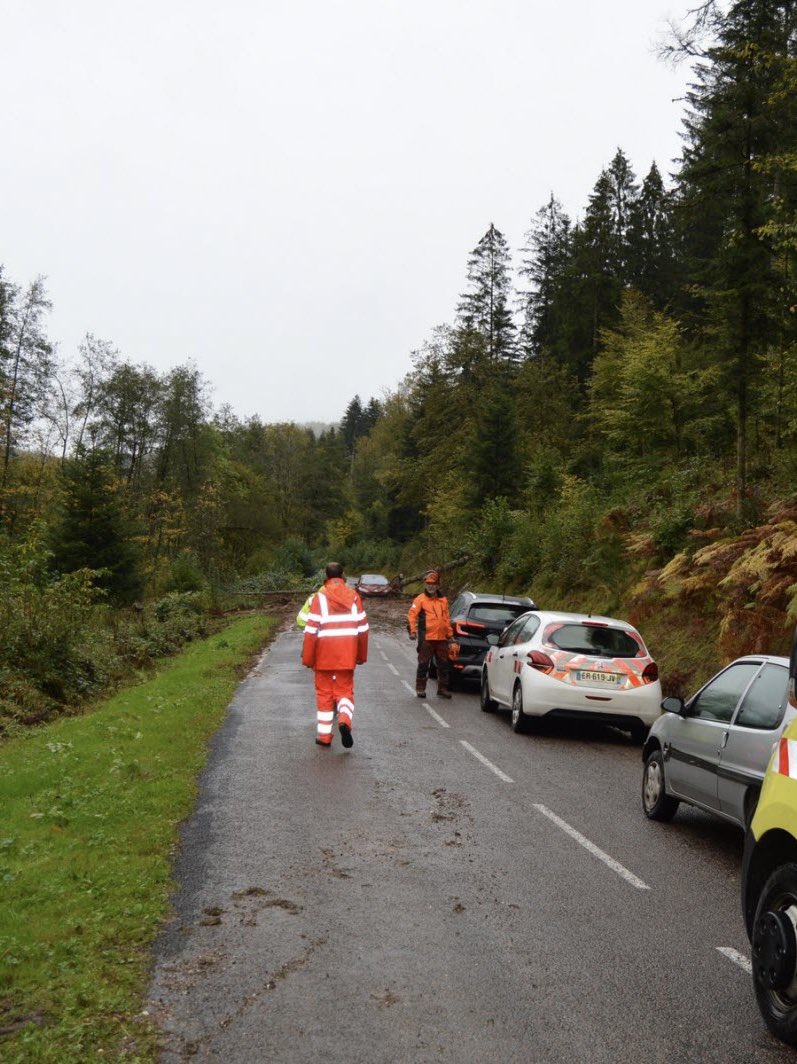 MeteoFrComtoise's tweet photo. 🔴 Une coulée de #boue a piégé un véhicule, ce mardi matin à Aillevillers-et-Lyaumont (70) suite aux très fortes pluies (80L/m2) qui perdurent depuis lundi soir… ⚠️ (https://t.co/wmEo8ljcC1) https://t.co/Aoqf1hQnqI