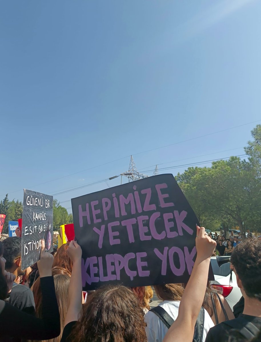 feministkolektf's tweet photo. 📍Dokuz Eylül Üniversitesi

Karanlıkta yürürken tedirgin olan, sesi bastırılan, katledilen tüm kadınlar için adımlıyoruz kampüslerimizi.

Feminist dayanışma ile yaşayacak, birbirimizi yaşatacağız!

#ikbaluzuner
#Aysenurhalil
#istanbulsözleşmesiyaşatır https://t.co/3jiwf1blqX