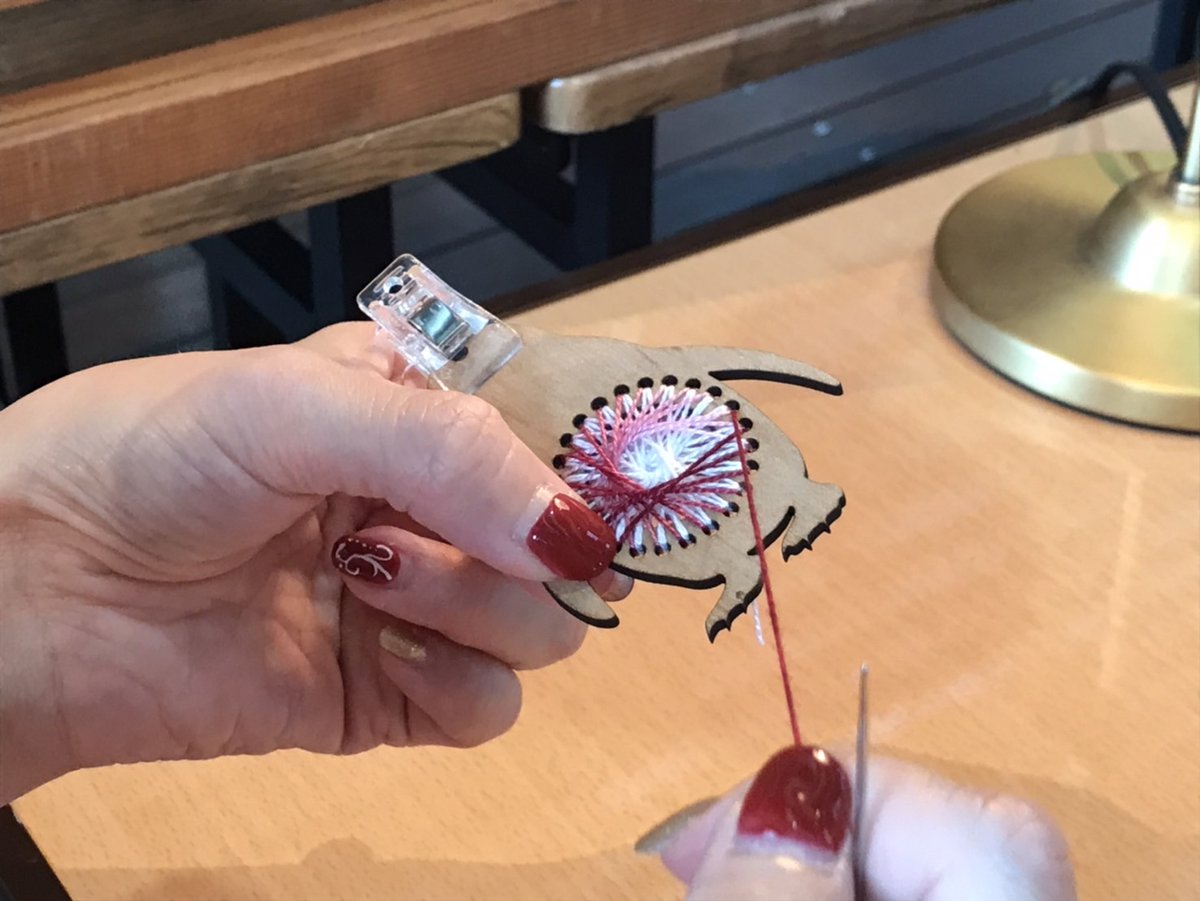 umern11's tweet photo. 素材博覧会で体験した様子の写真
私が作ってるところを撮ってもらいました✌
糸刺し細工かな?
友達はひょうたんの形で作ってました。
みんなも見つけたら体験してみて🤭
#AOHA #糸刺し https://t.co/i1mUuBcmY5
