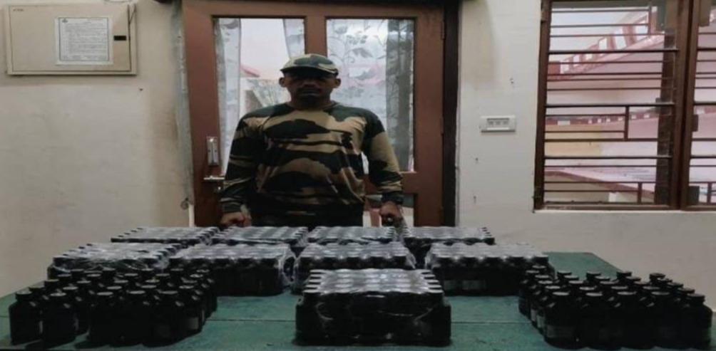 Akansha094's tweet photo. Kudos to the #AlertBSF for their unwavering vigilance, successfully intercepting a large cache of illicit goods and detaining 4 illegal immigrants at the Bengal border.
#BSFNorthBengal #IndoBangladeshBorder #InfiltratorsApprehended
#VineshPhogat
#haryanaelectionresults #Tejran https://t.co/l4jdgLoREA