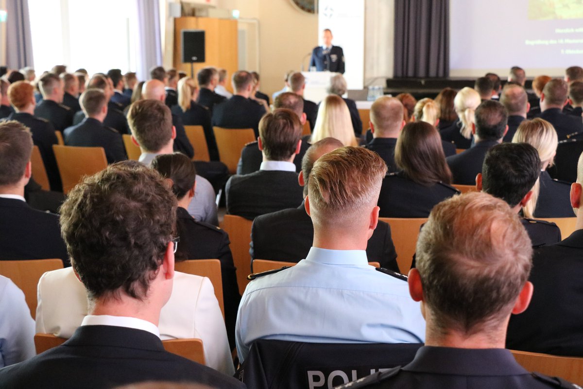 226 neue Studierende starten an der DHPol. Herzlich willkommen und einen guten Start 🚀
Mehr Infos: t1p.de/kl0hs